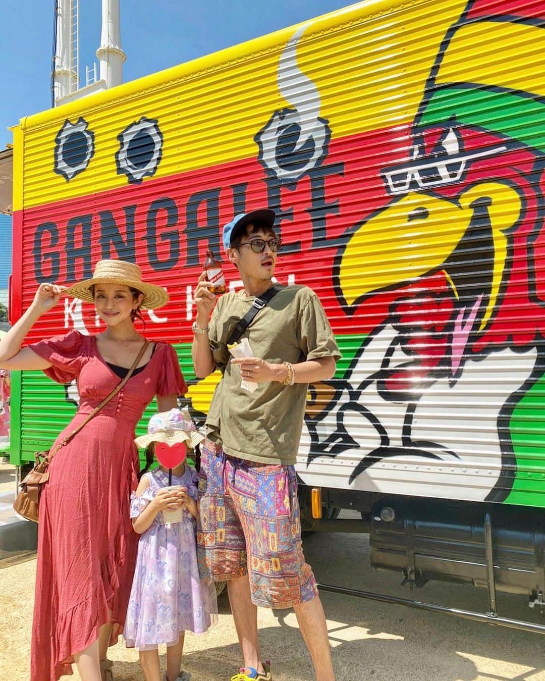 PINKYのインスタグラム：「Jamaica Festival🇯🇲  日曜日は大阪城公園で開催されたジャマフェスへ🎶  @gangalee_kitchen のパティがめちゃめちゃ美味しかったー😍🥧  真夏日だったので私は早々にへばってしまいましたが、炎天下の中で出店・出演されていた皆様は本当に素晴らしい❣️👏  おかげさまで良い音楽を聴き、ジャークチキンやカレーなど美味しいジャマイカンフードを堪能することができました😋🙏❤️‍🔥  ps. 帰りにタクシーを待ってたら偶然 @rueedman が通りかかったのは、親族の縁を感じる出来事😎🤝🚘w  ・・・  #love #happy #family #momlife #jamaicafestival #大阪城公園 #ジャマフェス」