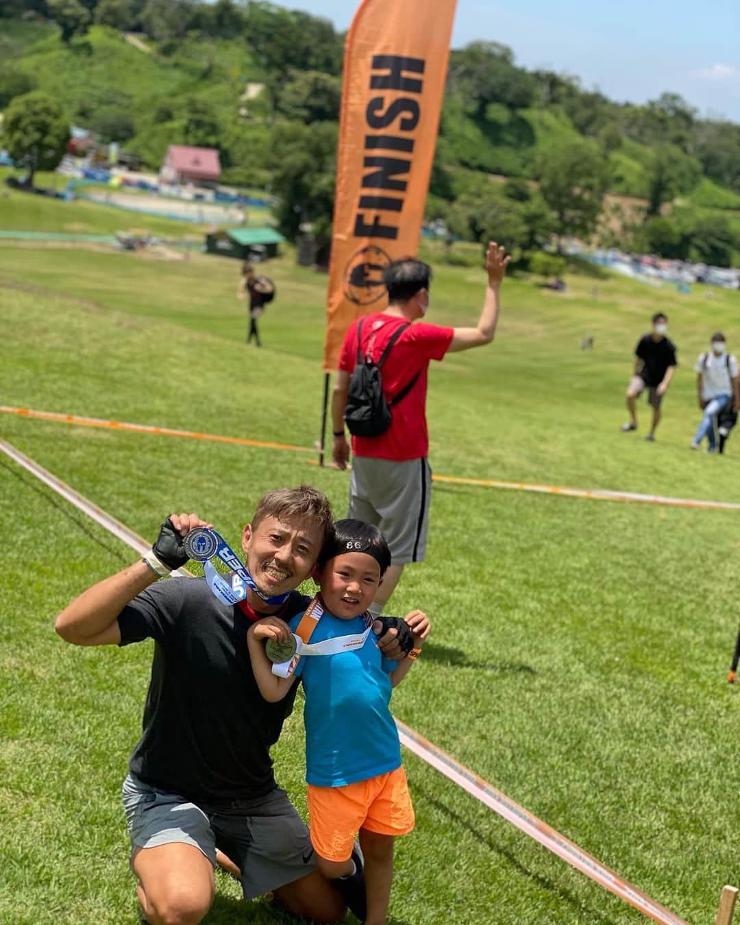 迫田愛子のインスタグラム：「⁡ 旦那さん と息子がスパルタンレース完走🏃‍♂️🏋️‍♀️👍 ⁡ しかも旦那さんに限っては、わたしが間違えてしまってsuperと言う距離が長い方にエントリーしてしまった。笑 ⁡ その上いきなりの炎天下☀️ こんなはずじゃなかった。。と言わんばかりに疲労困憊で。。😂 ⁡ なんかごめん。笑 ⁡ ⁡ ビビりだと思っていた息子はゴールに向かって一生懸命に走り、登り、潜って、越えて、、、 ⁡ 真っ直ぐに逞しく育っている姿に感動しました。 ⁡ 親バカ万歳🙌笑 ⁡ 2人とも完走おめでとう💛 ⁡ @spartanracejp @spartankidsjp  @kyosuke1977724  @nijinopapananoda」