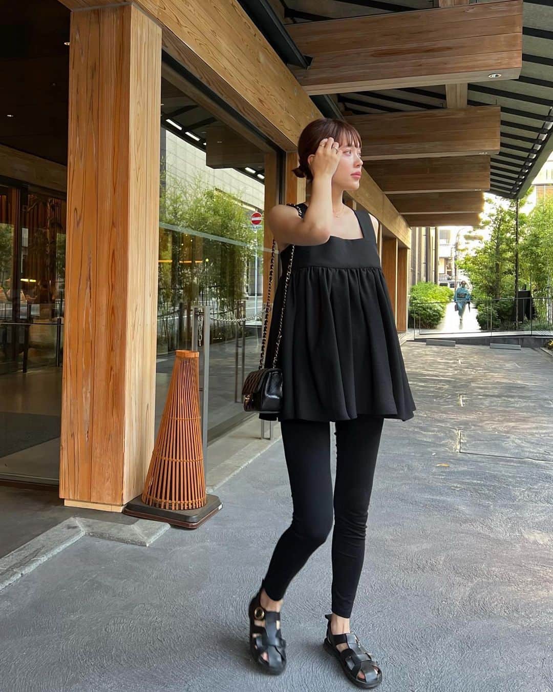 島居玲子のインスタグラム：「一枚で着たかったのでやっとの暑い日に。  黒で生地もしっかりしてるけど 形が可愛いので強すぎないバランスが🫶🏻 特に後ろ姿が好き❤︎」