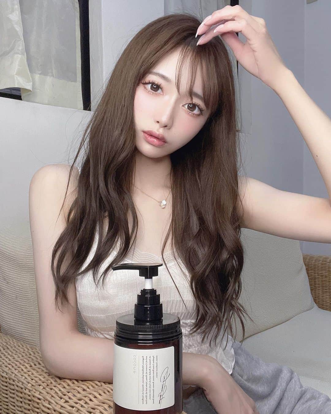 のインスタグラム：「めんどくさがり屋さんにオススメしたい泡立たないシャンプーって知ってる？ 🧴‎◌𓈒𓐍  AAAの宇野実彩子さんがアンバサダーを務めるcoconeクレイクリームシャンプー🫧🤍 @cocone_official   頭皮ケアやコンディショナー、ヘアパックの役割がこれ1本で完結するの🥹 めちゃくちゃ時短でありがたい✨  ベルガモットの香りでいい匂いだし メンソールが入ってるから夏にもピッタリだ😝🌼👒  #coconeクレイクリームシャンプー #クリームシャンプー #シャンプーマニア #シャンプー #ロングヘア #ヘアケア  #クレイクリームシャンプー #pr」