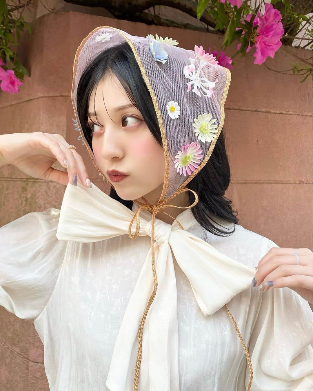 吉井美優のインスタグラム：「. 本日発売  bis 7月号  掲載させて頂いております 🐈🩰 第2弾 コラボ服の紹介で御座います ・小花柄ボウタイブラウス ・花柄マーメイドスカート ・プリントTシャツ の3つです   予約販売期間 6月1日(水)〜6月15日(水)  本日から予約できますので 是非チェックして お揃いして下さったら嬉しいです 🦙🫶🏻」