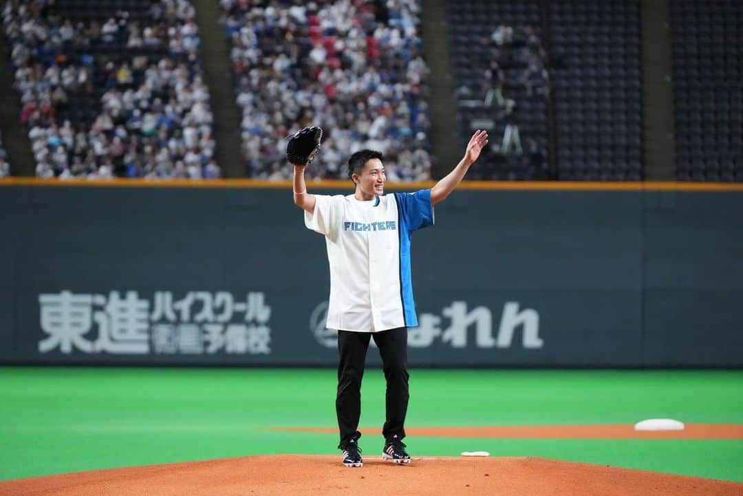 桃田賢斗さんのインスタグラム写真 - (桃田賢斗Instagram)「先日、札幌ドームで行われた 北海道日本ハムファイターズのファーストピッチに登壇させていただきました！  緊張しましたが、楽しく投げることができました！ BIGBOSSともお会いでき、お話ができて嬉しかったです😁  貴重な経験をさせていただき、ありがとうございます！  @shinjo.freedom @fighters_official #BIGBOSS  #北海道日本ハムファイターズ  #札幌ドーム #ファーストピッチ」6月1日 20時28分 - momota_kento