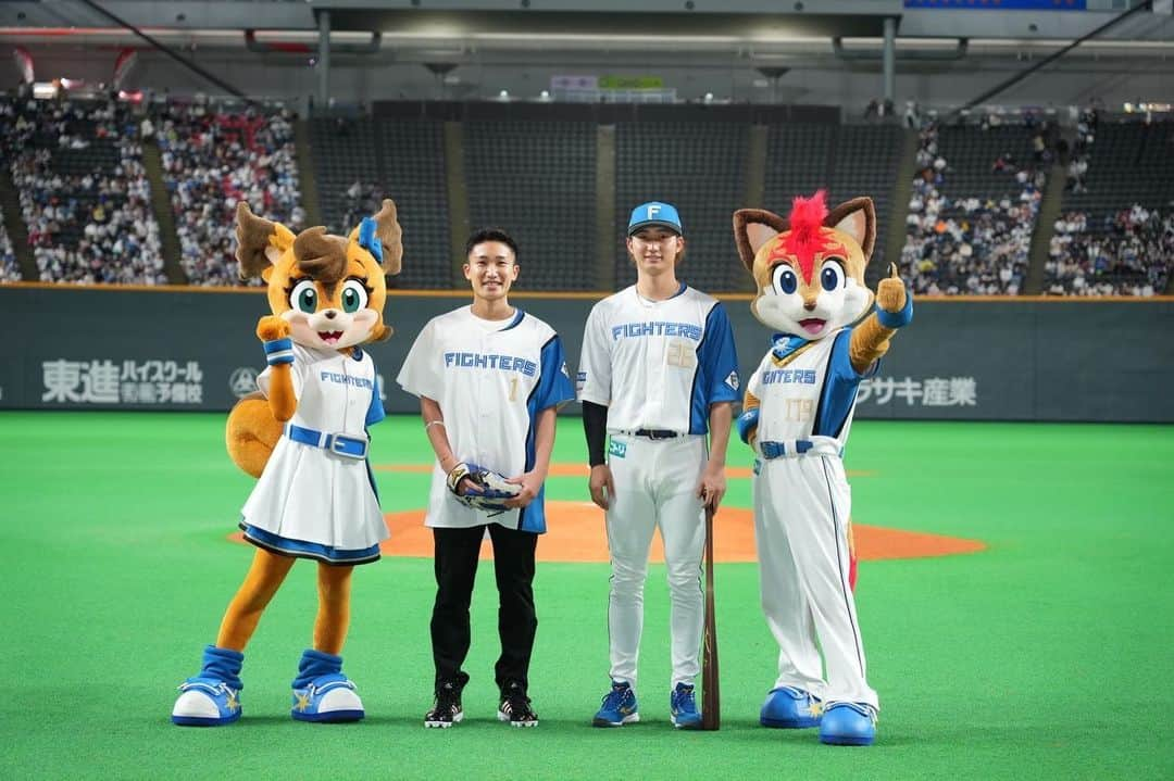 桃田賢斗のインスタグラム：「先日、札幌ドームで行われた 北海道日本ハムファイターズのファーストピッチに登壇させていただきました！  緊張しましたが、楽しく投げることができました！ BIGBOSSともお会いでき、お話ができて嬉しかったです😁  貴重な経験をさせていただき、ありがとうございます！  @shinjo.freedom @fighters_official #BIGBOSS  #北海道日本ハムファイターズ  #札幌ドーム #ファーストピッチ」