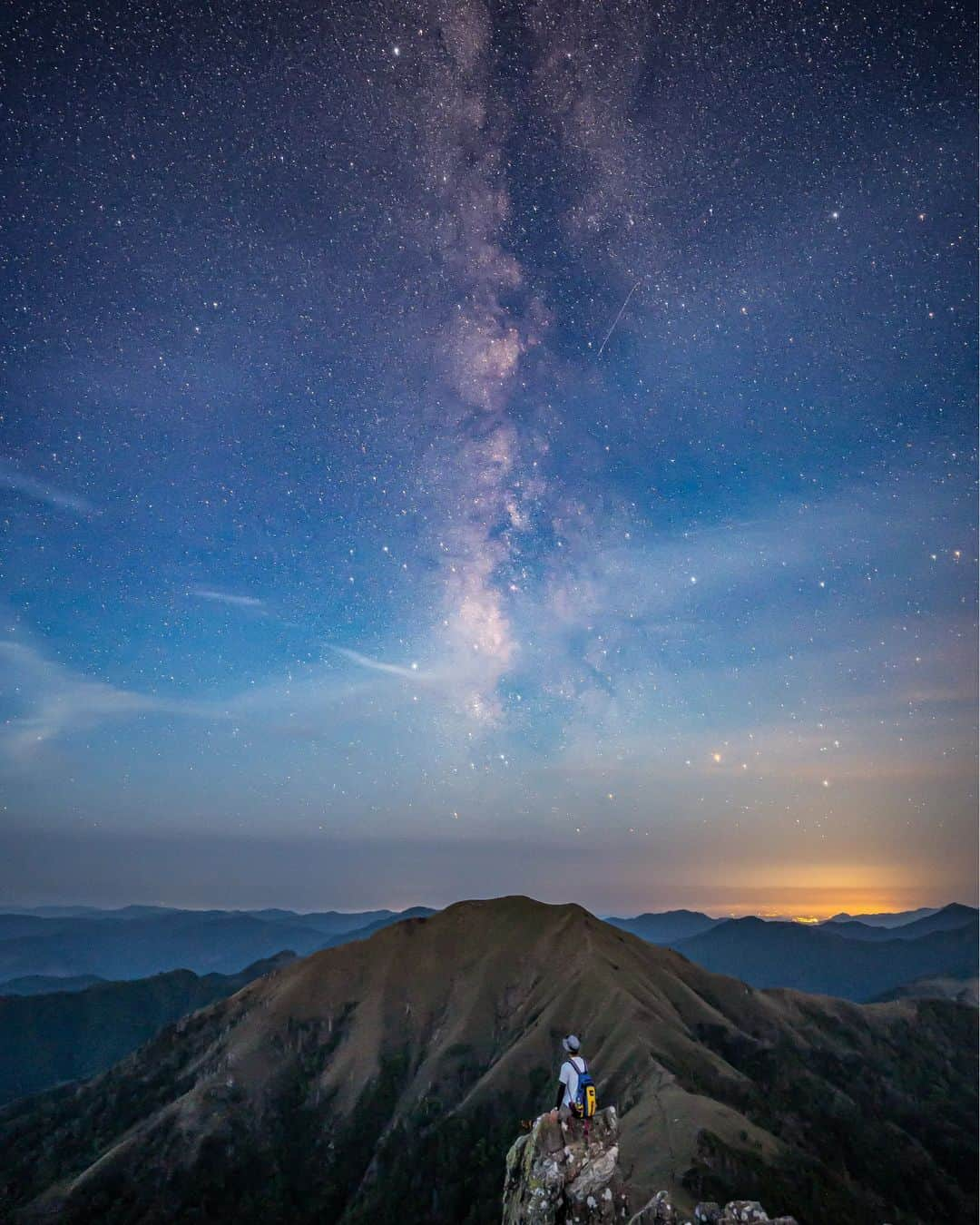 梶原憲之のインスタグラム：「. 「剣山から見る天の川」  3日前に剣山登りましたが  天の川がいい位置にくるから  もう一回登りました  今回はナオトくん @eric.n__   と一緒に登山  山頂に着いたときは濃い天の川がバーンってなってたけど  設定とか構図決めとかモタモタしてたら  明るくなってきて天の川が薄くなっちゃった。。  でも逆に次郎笈がよく写ってくれたから結果オーライ  約3年ぶりの自撮り写真です。。  #徳島#剣山#日本百名山#広がり同盟#登山#shikokucameraclub #photoplusme#絶景#天の川 #team_jp_#s_shot   #art_of_japan_ #Nikon #東京カメラ部 #photo_jpn #photo_shorttrip  #igersjp  #tokyocameraclub#retrip_news  #light_nikon #カコソラ #jalan_travel #japan_bestpic_」