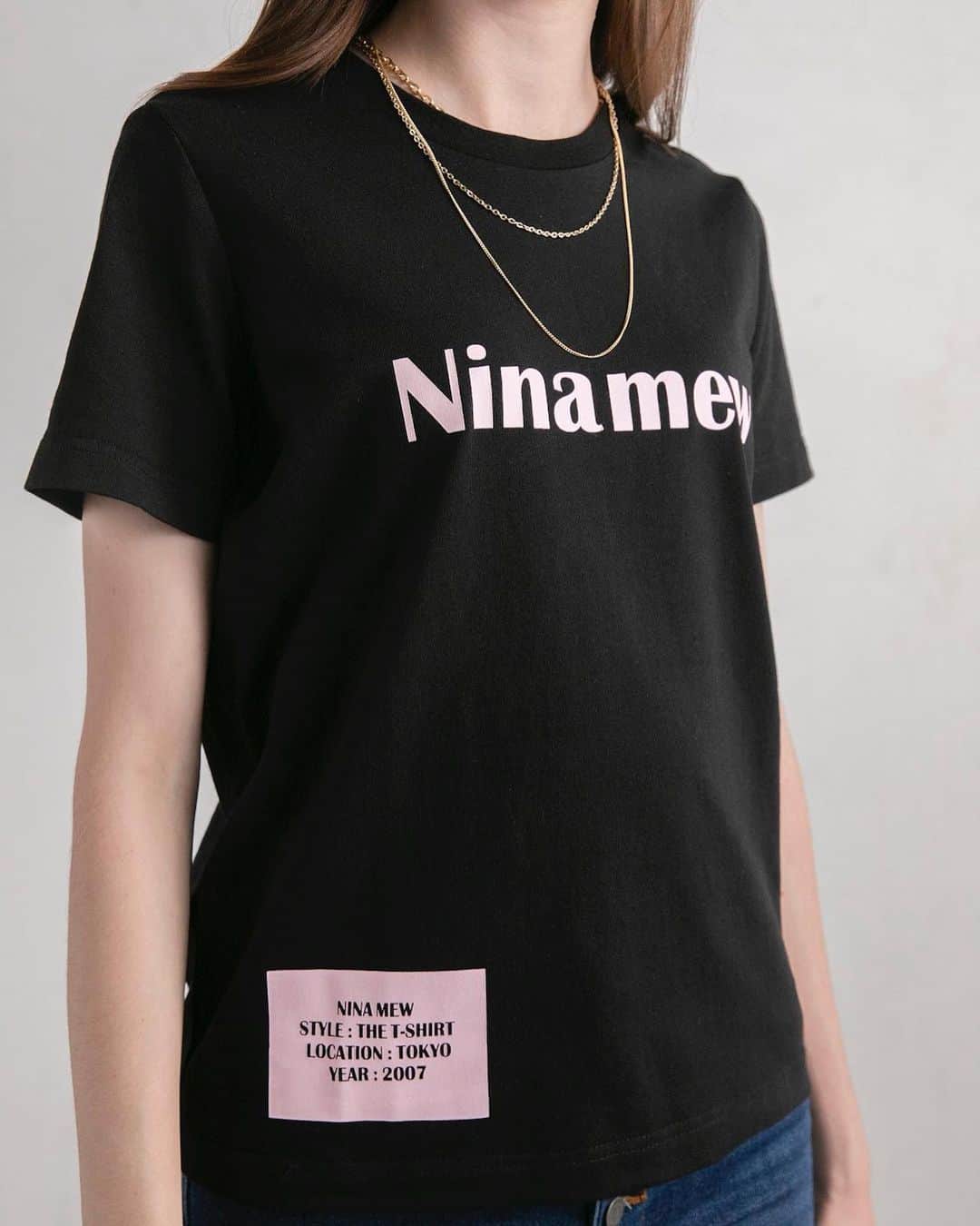 Ninamew official instagramのインスタグラム：「2022 spring / summer ⁡ 私たちの毎日に欠かせない Tシャツの季節が本格的にスタート！ この夏は、ジャストサイズのTシャツが 久しぶりにカムバック♡ ⁡ コンパクトなサイズ感と カラーロゴがピリッと映えるTシャツ。 こだわりのロゴ位置でスタイルアップを叶えます！ ドライタッチなコットン素材で 真夏も心地よく着ていただけます。 ⁡ T-shirt ¥13,200 tax in ⁡ 🛒ONLINE SHOP 各リンクよりご覧下さい🔗 ⁡ OFFICIAL▶︎TOPページリンク ZOZOTOWN▶︎ストーリーズリンク RAKUTEN▶︎ @ninamew_rakutenshop TOPページリンク ⁡ #Ninamew#Ninamew_official#zozotown#ニーナミュウ」