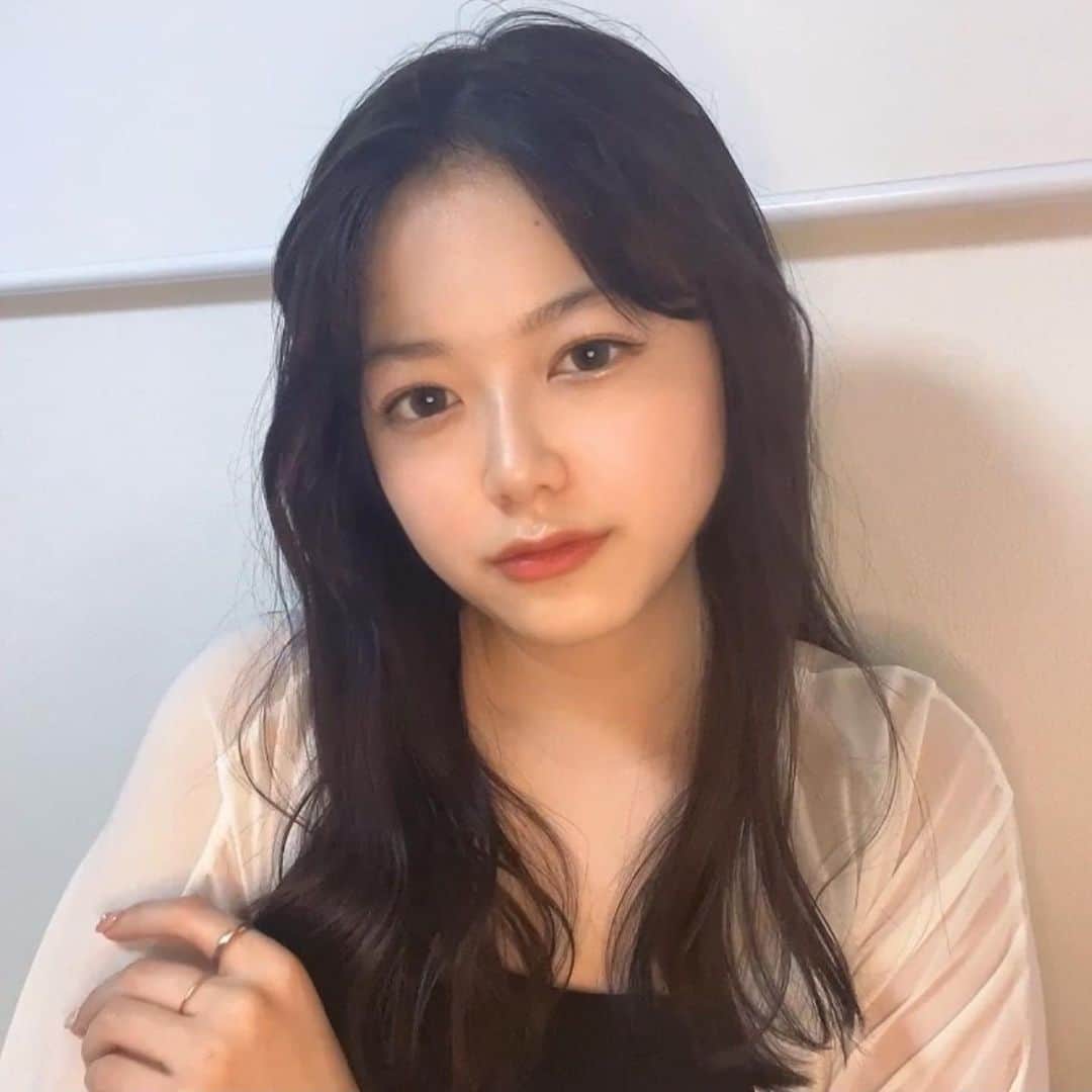 山田瑠々のインスタグラム：「前髪上げてみた🧸‪🤎   #黒髪ロング  #2wayバング #イメチェン  #かきあげ前髪」