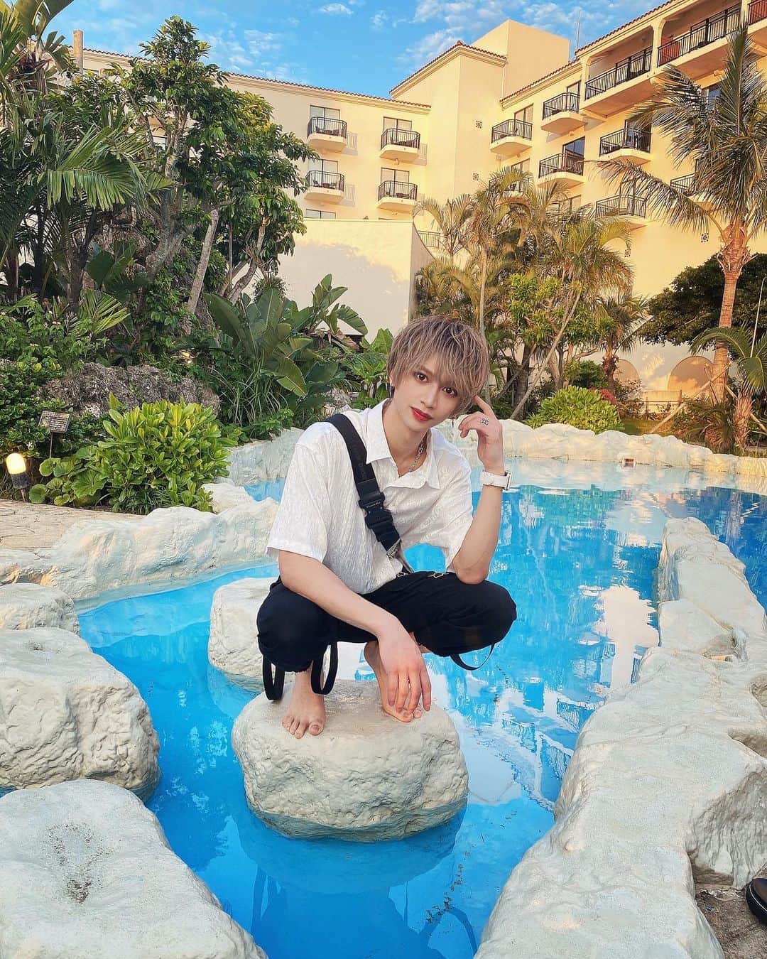 HAUさんのインスタグラム写真 - (HAUInstagram)「岩の上でこんにちわ☀️ Xin chào, trên tảng đá.☀️  #裸足ですが何か？ #岩 #プール #okinawa #沖縄 #メンズアイドル  #vietnamese #vietnam 🇻🇳#followback #ベトナム  #맞팔 #데일리 #소통 #좋아요 	#셀스타그램 #instagramers #tweegram #photooftheday  #패션 #메이크업 #뷰티  #follow4follow #like4like #look #instalike  #instadaily #instafollow #followme  #instagood #bestoftheday」6月1日 20時53分 - haupika_bw