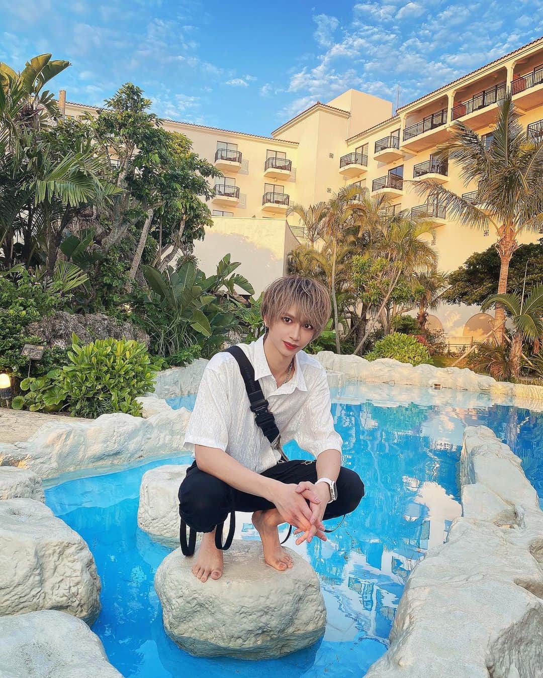 HAUのインスタグラム：「岩の上でこんにちわ☀️ Xin chào, trên tảng đá.☀️  #裸足ですが何か？ #岩 #プール #okinawa #沖縄 #メンズアイドル  #vietnamese #vietnam 🇻🇳#followback #ベトナム  #맞팔 #데일리 #소통 #좋아요 	#셀스타그램 #instagramers #tweegram #photooftheday  #패션 #메이크업 #뷰티  #follow4follow #like4like #look #instalike  #instadaily #instafollow #followme  #instagood #bestoftheday」