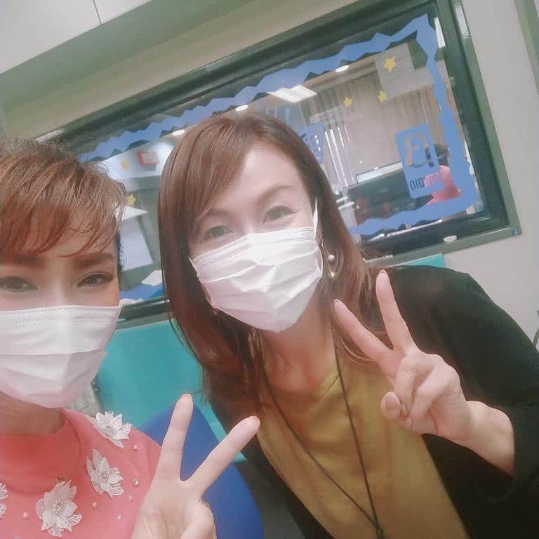 のインスタグラム：「・  今日は久しぶりのMBSへメッセンジャーのあいはらさんの番組にお邪魔してきました✨  そこで、久しぶりの石原 早百合ちゃんにも遭遇✨  会うなり2人同時に「わ❗️久しぶりーー！💓」って  私のコーナーが近くてバタバタだったけど、お話した時にちょっとした共通点も発覚したので、一度じっくりおしゃべりしましょう😆笑  そして、ラジオ終わり飛び出しで新幹線に 仕事しながら揺られているうちに東京到着💦 せっかく楽しもうと思ったのに、あっという間だった😭  明日は久しぶりのメンバーと特番収録なんです♡ 丸1日の長丁場ですが お仕事楽しんできます👍✨」