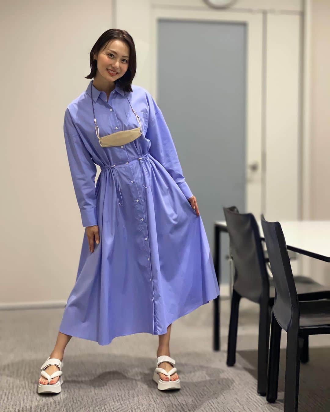 のインスタグラム：「⁡ 今日のABEMA「倍速ニュース」もありがとうございました。 シャツ珍しいってコメント来てましたが、実はこんなワンピースだったんですよ〜 サンダルは私物です😂  そして放送中にも触れたマスクチェーンはこんな感じ。 屋外ではタイミングを見てマスクを外して、深呼吸と水分補給で熱中症対策しましょ！ (写真撮影時のみマスク外しました☺️) ⁡  #テレビ朝日アナウンサー #本間智恵 #ABEMA #倍速ニュース」