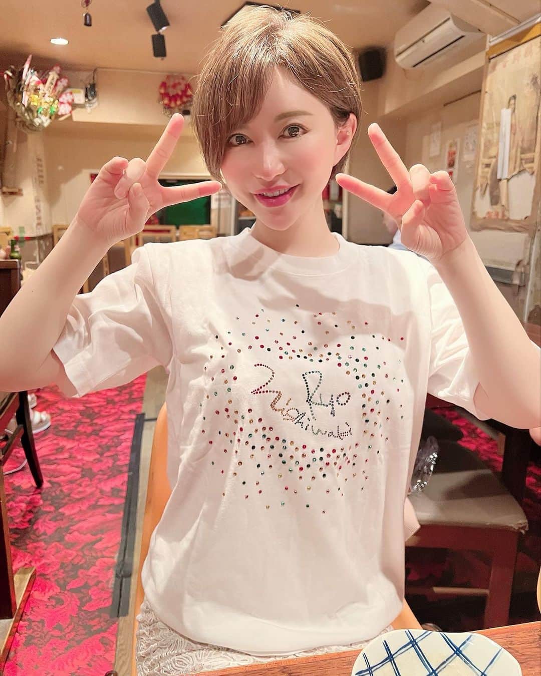 里美ゆりあのインスタグラム：「高級スワロフスキーのわっきーアパレル可愛い！  一緒にご飯行って楽しかった！  めっちゃ可愛いからみんな是非！  @wakki001   下から買えるみたい！ https://wakki001.com/ryostone」