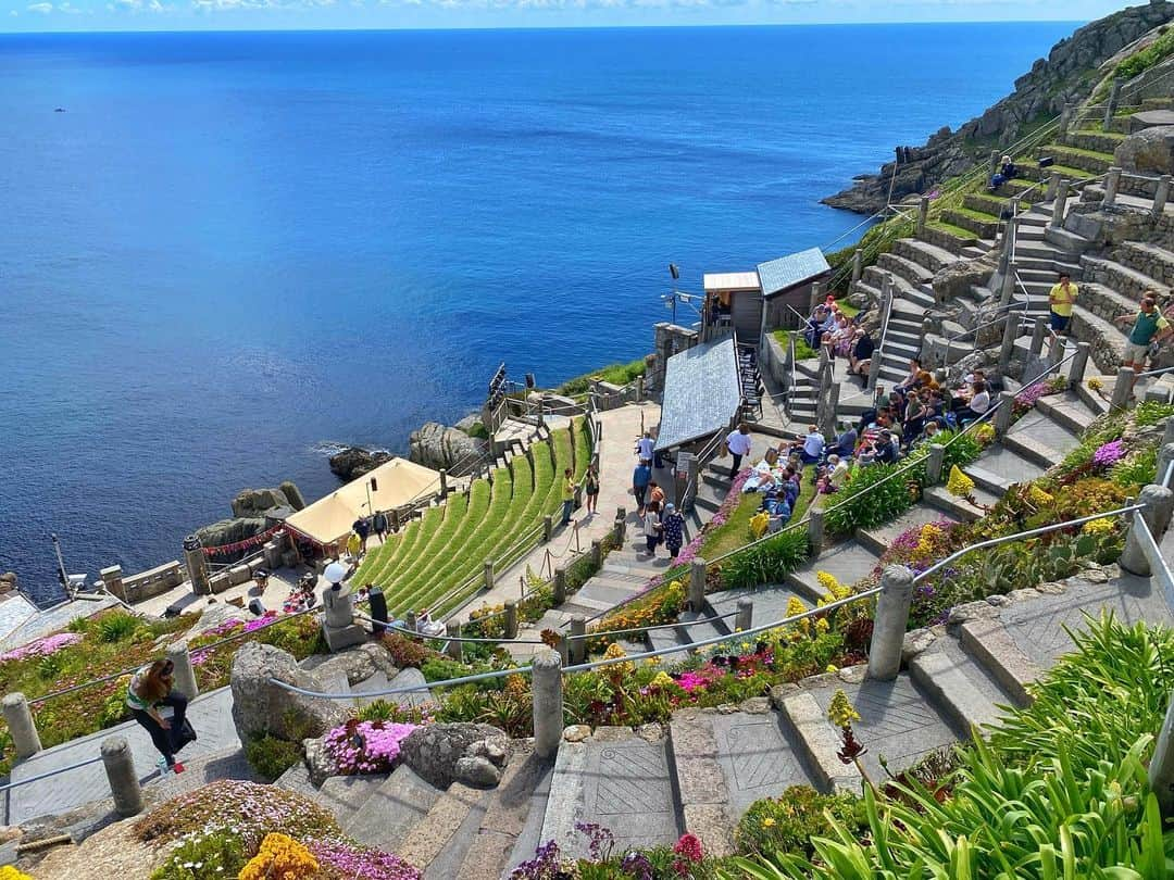 リアム・タンコックのインスタグラム：「Beautiful day for the theatre ☀️ Celebrating our anniversary @caitmcclatchey  #MinackTheatre #Cornwall」