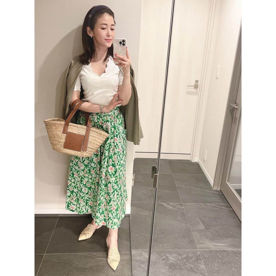 山本みらいのインスタグラム：「ご近所コーデで 家の周りをあちこちと。  Tops @tsurubymarikooikawa  Cardigan @stunninglure  Skirt 韓国アパレル Bag @loewe  Shoes @prettyballerinasjp   急きょ寄ったスーパー、 エコバッグを忘れて 🥕と🍋をこのかごに入れて帰宅。 沢山入るカバンって正義✨」