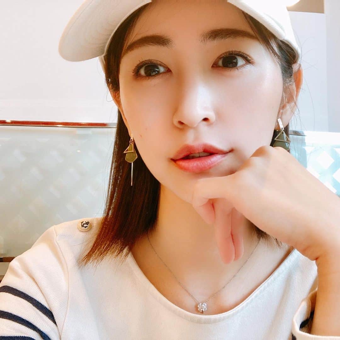 長谷部瞳のインスタグラム：「ブログをリニューアルして1か月✏️ だんだんと慣れてきました！  ありがたいことに ストーリーからご感想をいただき 励みになっています💗  以前の私は 完璧主義で苦しかったし 普通や正解ばかり探していたし 自分で自分の人生に制限をかけていた  でもそのせいで 目の前の子どもを見れていなかった  沢山の女性のサポートをしてきたけど 私と同じように 自分に厳しいママさんの力になりたい。  おかげさまでカウンセリングしてても ひとみさんと話すと元気もらえる！ 新しい視点が見つかる！ と言っていただけます✨  女優もカウンセラーも 「他者の感情を想像する仕事」  共通してるのかもしれないなぁ  ブログへは @hasebe_hitomi ←プロフィールのリンク、またはストーリーから♪  カウンセラーアカウントも作ろうかな。  #ブログ #アメブロ #カウンセラー #カウンセラー起業 #ママスタグラム #起業女子 #起業ママ #好きを仕事に #天職」