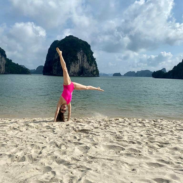 マリーナ・スコーシアーティさんのインスタグラム写真 - (マリーナ・スコーシアーティInstagram)「Well, this is fun. #vietnam #halongbay #hiatus #girlstrip #vacationmode #vietnamtravel #beachlife  #cartwheeling #torreydevitto #friendshipgoals #neonbathingsuit #pinkbathingsuit #cutoutswimsuit」6月2日 0時02分 - marinasqu