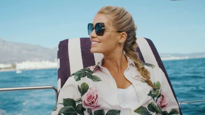 キティ・スペンサーのインスタグラム：「Beyond excited to present this new campaign for @puertobanusoficial , in Marbella, Spain. This port is a marvelous destination to visit during any season of the year. Puerto Banús makes every day unique and exciting, and trips with family, friends or as a couple, are always a fascinating adventure 🤍」