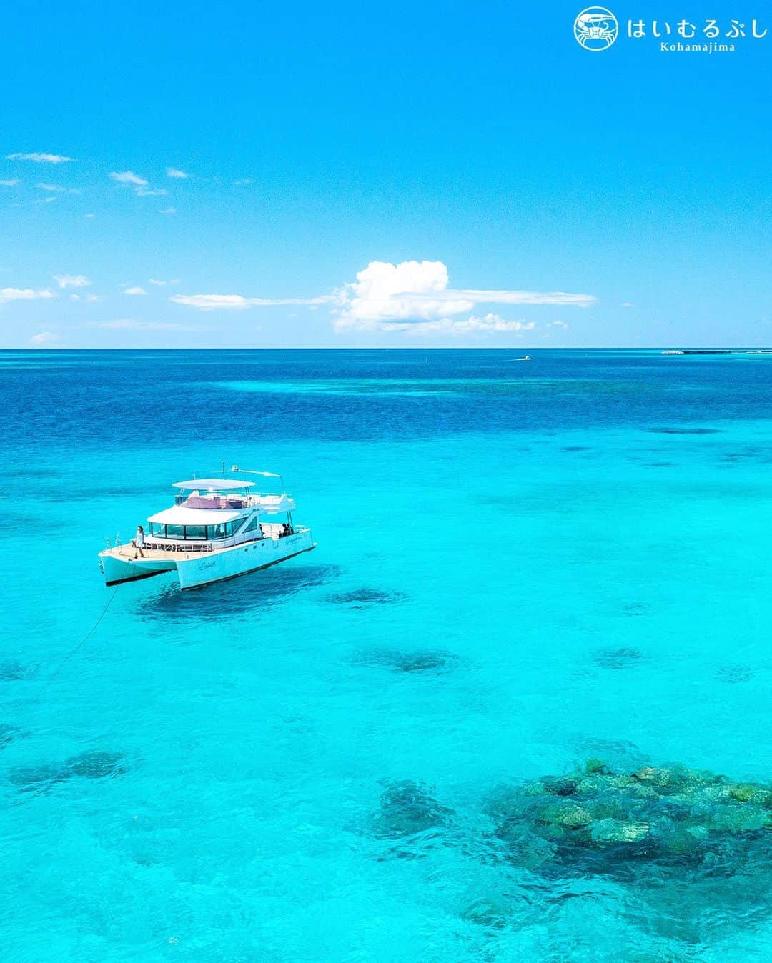 HAIMURUBUSHI はいむるぶしさんのインスタグラム写真 - (HAIMURUBUSHI はいむるぶしInstagram)「小浜島・はいむるぶしから癒しの風景をお届けします。 鳩間島のリーフに抱かれた青いサンゴ礁の海。白い砂地の浅瀬ではレジャーボートが宙に浮かんだように見えるほど透明な美しい海です。 ここにしかない、鳩間ブルーの海に逢いにお越しください。 #沖縄 #八重山諸島 #鳩間島 #サンゴ礁 #海 #船 #小浜島 #リゾート #ホテル #はいむるぶし  #japan #okinawa #yaeyama #island #blue #coral #sea #reef #lagoon #hatoma #boat #kohamajima #resort #hotel #haimurubushi」6月2日 1時20分 - haimurubushi_resorts