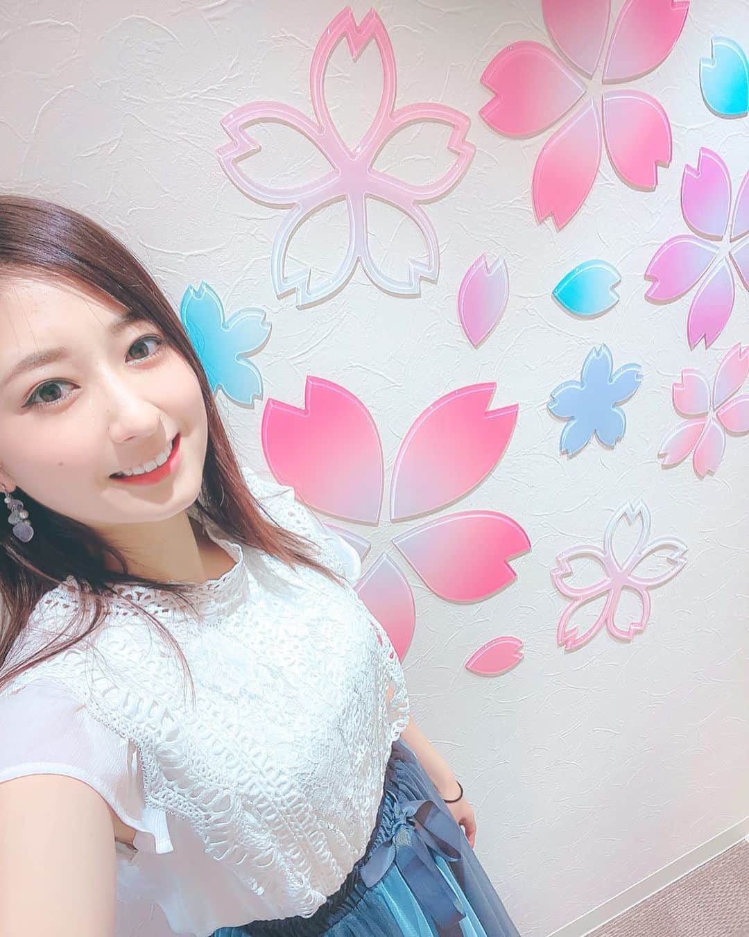 岡田彩花のインスタグラム：「. #矯正 #Zenyum  ----------  この度、ありがたいことに部分矯正の @zenyum.jp さんからお話を頂き、  #Smileアンバサダー  に就任させていただきました✨💠 . . 実はわたし、過去にワイヤー矯正、マウスピース矯正の経験があるんで、  え、なんでまた矯正？と思う方もいると思うんですが、、 . . 人からみたらあんまり分からない、自分だけが気になるような部分ではあるんだろうけど、  そこを改善して、より良い歯並びにしたいなぁと！！思ってやることにしました✌️🐣 . (ちなみに丁寧な診察の結果、わたしはディープバイトであることが判明) . . ただゼニュムさんは全体じゃなく部分矯正だから、コストは抑えられるけど、その分出来ることは限られてくるらしく🤔 . . 事前診断フォームで無料診断すると、Zenyum製品を利用しての矯正ができるかどうかが通知されるから、  そもそも落ちたらどうせ受けられないし笑  そこから矯正やるかやらないか決めてもいい手軽さがいいなと思って私はまずは診断してみました🌟 歯の写真を撮って送るだけだから簡単だったよ😇 . . 無事に審査が通ったので、  そこからゼニュムの認可を受けた歯医者さんの中から、わたしにはここの歯医者さんが良いんじゃないか！と提案を受けて、いざ診察へ！  (それぞれに合わせて歯医者さんを紹介してくれるのありがたい、安心感ある🥺) . . . 3Dスキャン、レントゲン撮影、⻭の検査の結果を丁寧に説明してもらったんだけど、  やはりわたしの歯並びは良いからこそ、  細かな調整になっていくからと、  先生が本当に丁寧に話を聞いてくださった〰️♥️😢 . . 女性の先生の細やかな配慮が安心でした！土黒先生ありがとうございます！！😂💕 . . この診察を元に、独自の3Dシミュレーションによる治療計画が出るから、  大きな変化はないかもしれないけど、  けどどんな風に変わっていくのか早く知りたいし楽しみ🥰 . . わたしみたいに、１回矯正してある程度キレイなんだけどもうちょっと…って人には特に良いんじゃないかな！ . . そうじゃなくても、自分の歯が部分矯正で治る可能性があるのか一回診断してみるのはタダだから、  ストーリーに診断できるとこのURL貼っとくから良かったら気軽に試してみてくだちい〜✌️ . . . #マウスピース #マウスピース矯正 #部分矯正 #歯医者 #無料診断 #SmileMore #ZenyumInvisibleBraces #Smilemaker #ゼニュム」