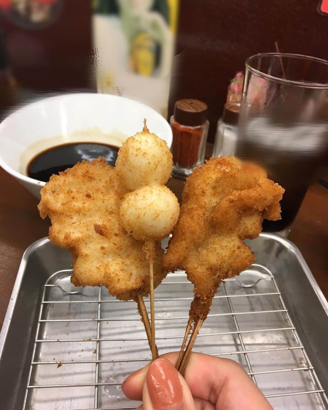 新美有加さんのインスタグラム写真 - (新美有加Instagram)「🐾 串カツ食べたい🫠 と念じながら眠ります。 おやすみなさい。  #串カツ #いつかの大阪 #夜行性 #飯テロ #throwbackthursday」6月2日 1時46分 - yuka_niimi.49