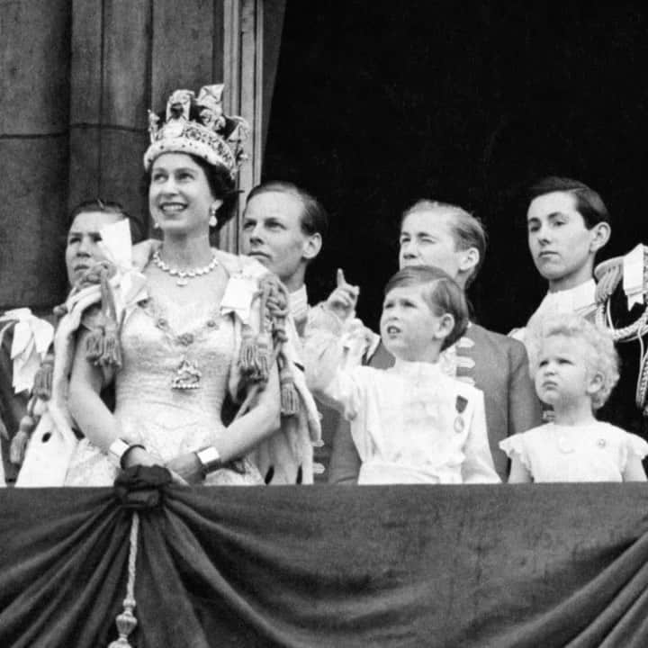 クラレンス邸のインスタグラム：「📽 From the archives… Celebrating our Platinum Queen and a Platinum (+3 😉) Mother.   #HM70 #PlatinumJubilee」