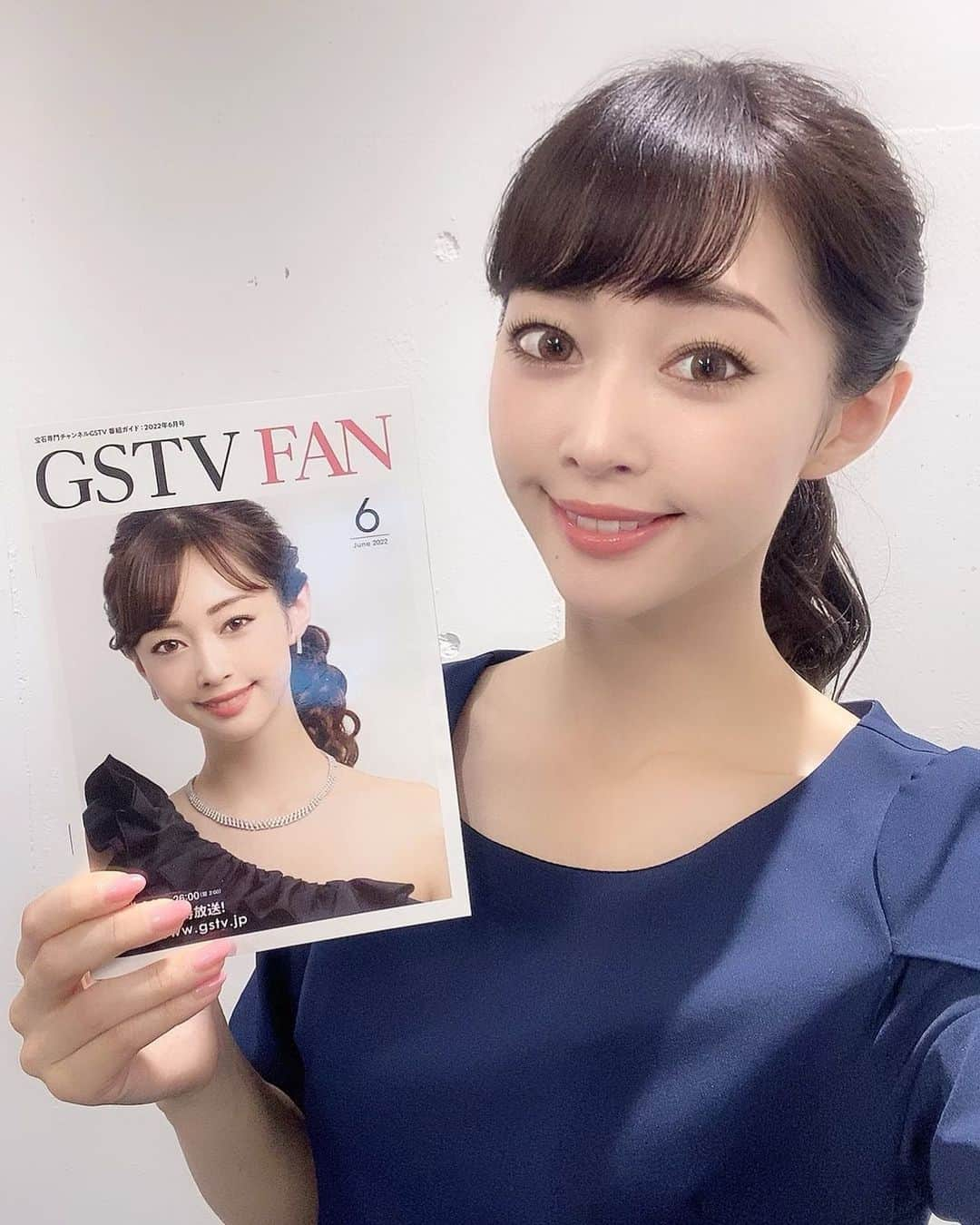 林紗久羅さんのインスタグラム写真 - (林紗久羅Instagram)「. . . . 今月のGSTVガイド誌ですが 初めてモデルを担当させて頂きました💍✨ . 毎月、裏表紙と数ページに渡って GSTVに出演されているモデルさんが 載っているのですが 有難いことに私も載せて頂きました🙇‍♀️ . しかも表紙になっていた事にも驚きで 私の中で初の記念となる宝物になりました😢✨💙 . みんなにも是非見てもらいたいし、 記念としてGETして欲しいです🥰💍 . GSTVにお問い合わせしてもらえれば このガイド誌を送ってくれるみたいなので 是非お手に取ってもらえたら嬉しいです✨ . 感想聞かせてね🤍 . . . #gstv #gstvfan #ガイド誌 #表紙 #表紙モデル #ジュエリー専門チャンネル #ジュエリー」6月2日 1時54分 - sa1210ku