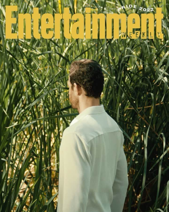 のインスタグラム：「Happy Pride, bro! Your boy’s on the cover of @entertainmentweekly! A great article about BROS and FIRE ISLAND by @patrickgomezla shot by @ryanpfluger. Styling: @oliver_vaughn Grooming: @themensgroomer. 🌈❤️」