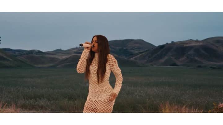 カミラ・カベロのインスタグラム：「what a moment getting to sing this with @Yotuel for Cuba, for all the Lolas in the world. Quiere libertad, quiere patria y vida. 🙏🏼 @vevo」