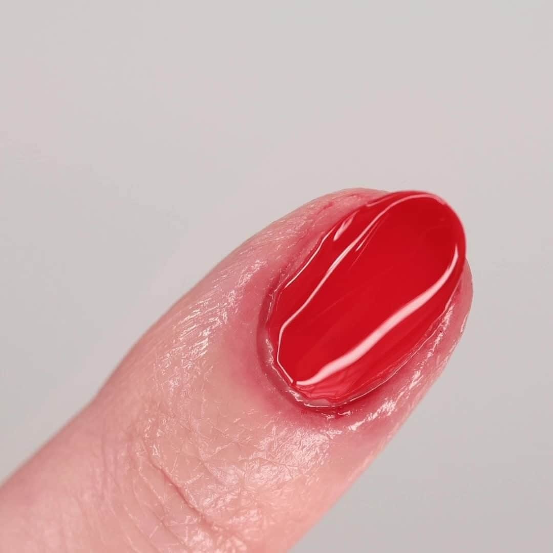 Risqueのインスタグラム：「Aposte nesta cor Cheia de Ginga da coleção Risqué+@iza no no seu #RisquéDaSemana e compartilhe com a gente as suas raízes. Compre já na Loja Coty: lojacoty.com.br  📸 @daniele_honorato | @unhabonita  #TáNasNossasMãos #EsmaltesRisqué #RisquéOficial #RisquéIza #Iza #AsCoresDasMinhasRaízes」