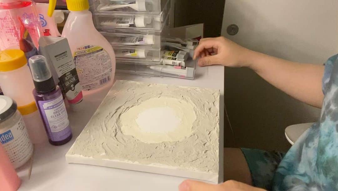 大谷雅恵のインスタグラム：「深夜の作品作り。  #個展開催決定 #textureart」