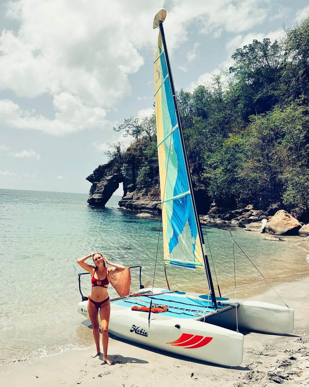 フィービー・ダールのインスタグラム：「I crossed the Atlantic Ocean earlier this year on a sail boat without knowing how to sail. So doing things a little bit backwards 😂 just learning how to sail now on this little hobie and having the time of my life! Look at the smile on my face!! (Excuse the terrible GoPro quality of the video)」