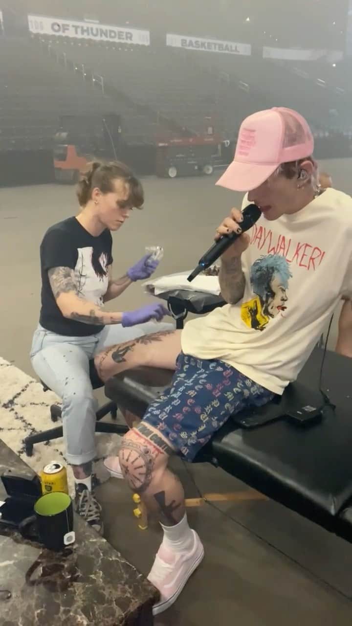 Young Gunnerのインスタグラム：「multi tasking 💉🩸👼🏼 rehearsals are fun nowadays」