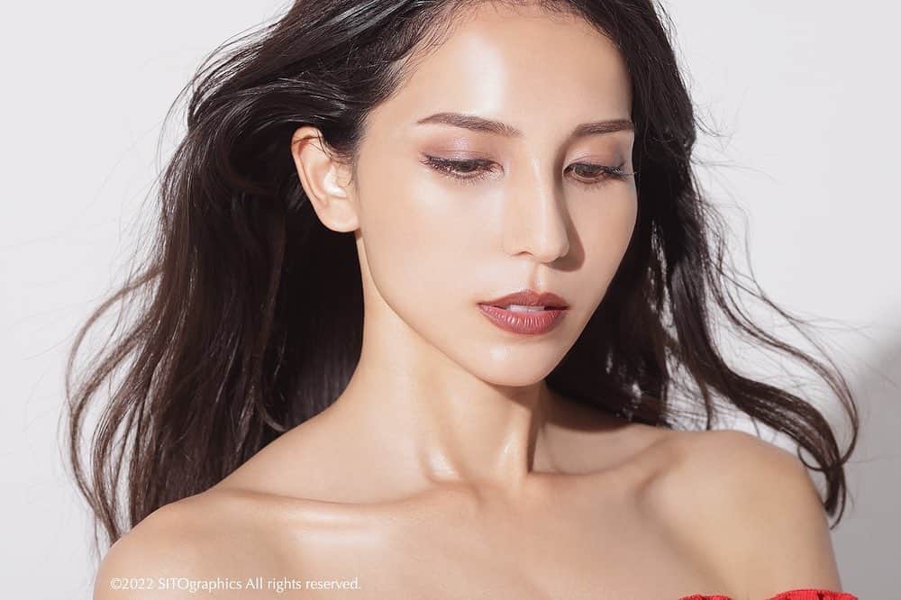 シト山口のインスタグラム：「フォロワーさん少ないのでフォローお願いします😊💕  １年ぶりと思ったら3年ぶりと言われてビビりました😅そういや前回撮ったのはコロナ前だった......けど撮影満足度120%😊💕 写真選びに時間がかかり過ぎた😅 model @ponpon.17  hair&make @nadea_makeup  photo @sito_yamaguchi   #ハーフモデル #綺麗なお姉さん  #撮影 ヾ(＠°▽°＠)ﾉ」