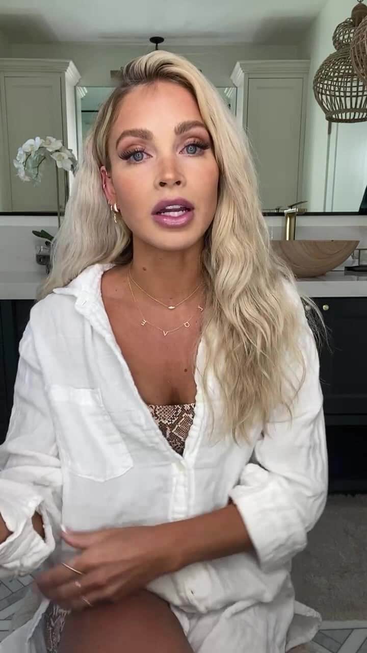 Cara Van Brocklinのインスタグラム：「Live for the @lorjewelryofficial and answering a bunch of questions! Love you all!」