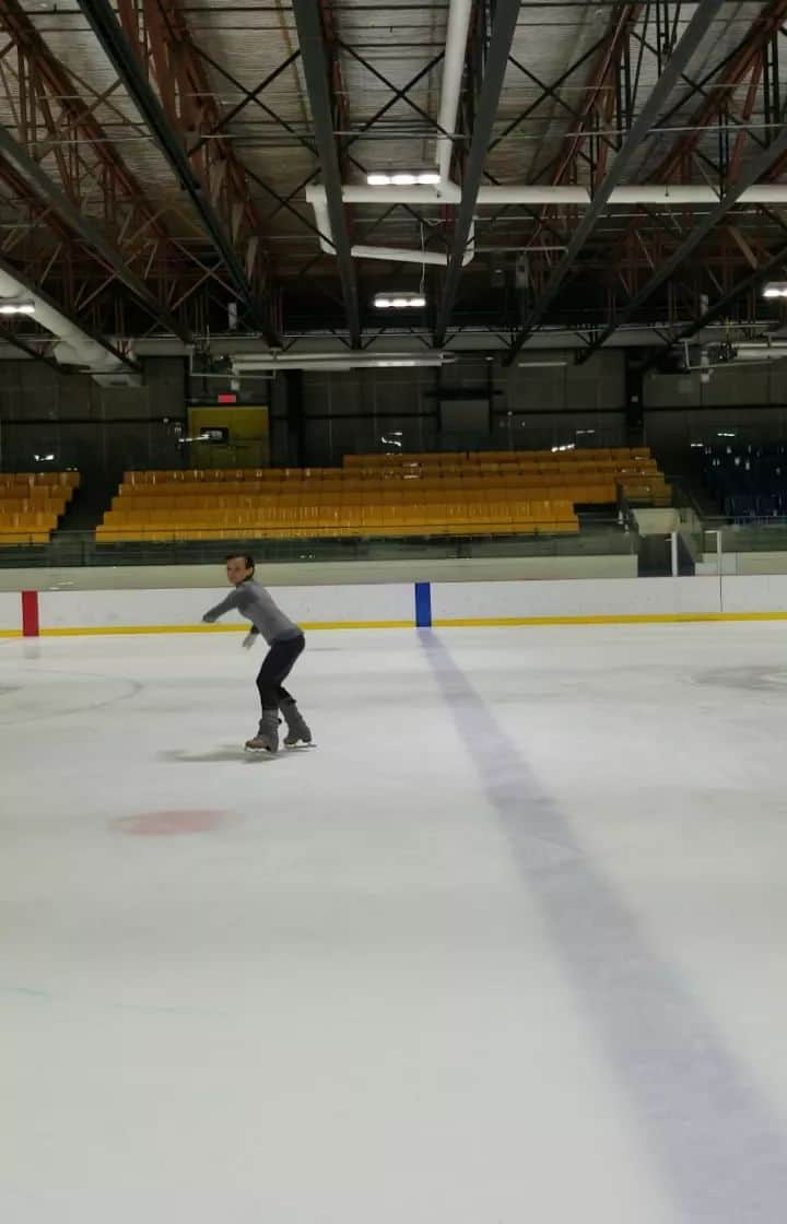 リュボーフィ・イリュシェチキナのインスタグラム：「Spinning through the week with grace 🌟  @coach.ca @patinageqc」