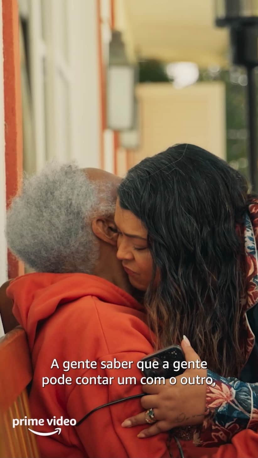 Preta Gilのインスタグラム：「Amores, tá chegando o dia da estreia de #EmCasaComOsGil, da Amazon @primevideobr com produção da @conspiracaofilmes!!!  Gravada de forma documental, a série tem cinco episódios, onde vocês vão acompanhar melhor o processo criativo da nossa família durante os bastidores de tudo que aconteceu nessa preparação para a turnê #NósAGente, que irá rodar a Europa, desde as ideias iniciais até a definição do repertório. Foi lindo demais toda família reunida. Ansiosos?  Então já anotem aí, a nossa série chegará dia 24/06!!! Imperdível!!!  #GegeProds」