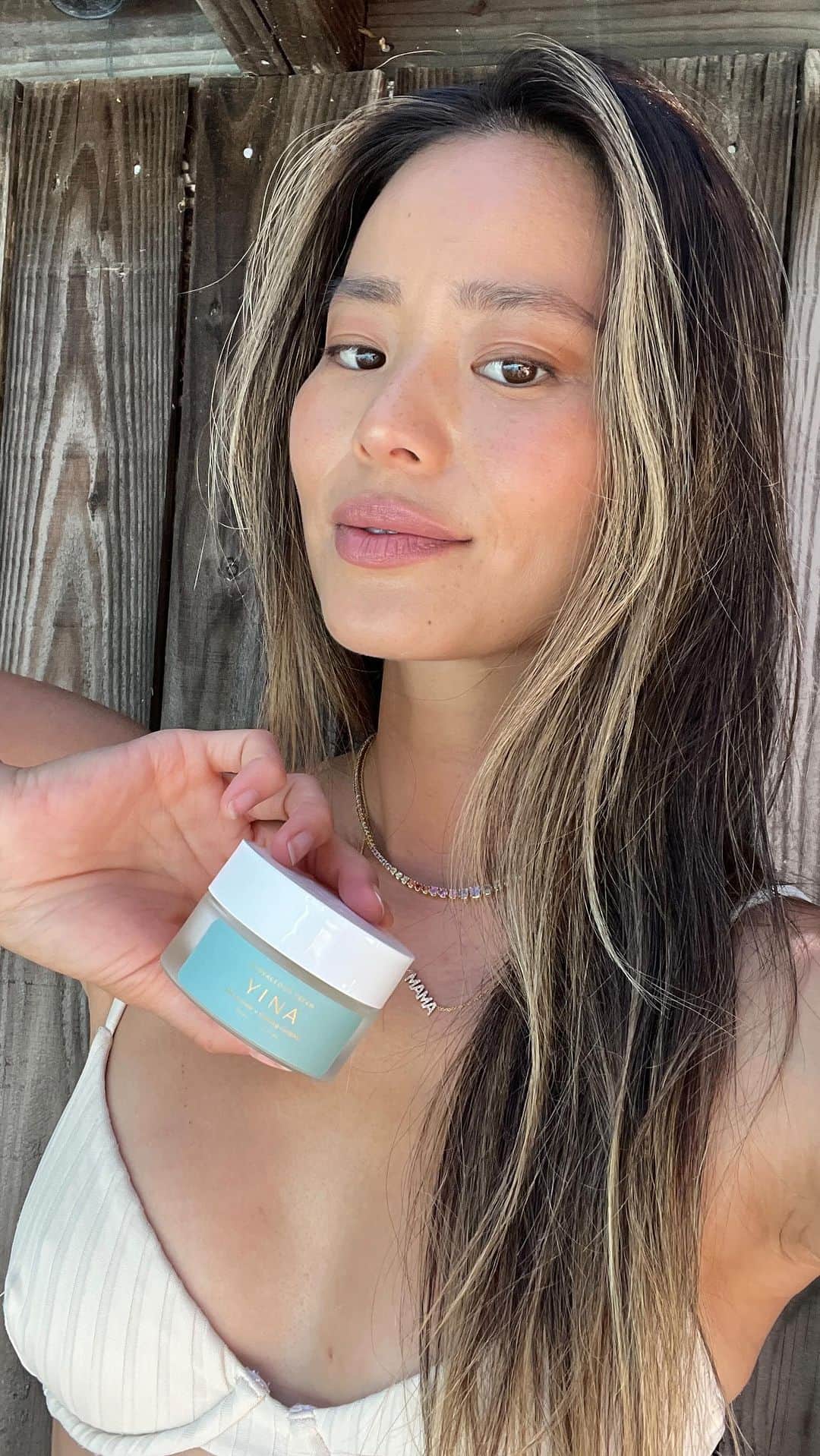 ジェイミー・チャンのインスタグラム：「Big fan of @yina.co’s HYDRACLOUD Cream. It’s been great during my allergy season to help reduce redness and inflammation. It’s got a blend of Ginseng complex and snow mushroom. Most importantly, it leaves my skin feeling radiant and moisturized all day. #YINA #YINAbeauty #Hydracloud #YinaPartner ☁️ 💦」