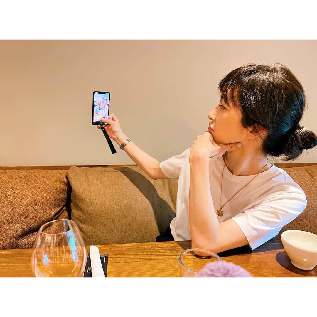市川実和子のインスタグラム：「颯爽と(わたしの)インスタ投稿用の写真をSNOWで撮ってくれるりょうちゃんの姿。  「加工ないと無理ぃ〜」って言うから2枚目以降に貼っとくけど、そのままでも大変に美しいわけで。」