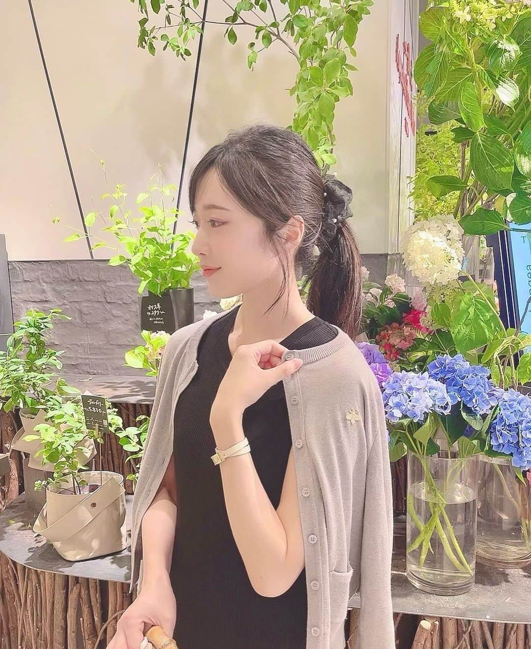 sakiのインスタグラム：「. 最近だいぶ暑くなってきたけど 屋内のクーラーが苦手で、カーディガンは必須🥺💕  @caprino_jp のカーディガンたくさん使ってます🐝💕  カラーバリエーションもたくさんあって、 すごく着心地も良くて気に入ってます🥰 色も最後まで迷いに迷ってあやぷに相談しつつグレーに決めました💕  @ayapooh_22 ありがとううう😍  #カーディガン #cordinate #fashion」