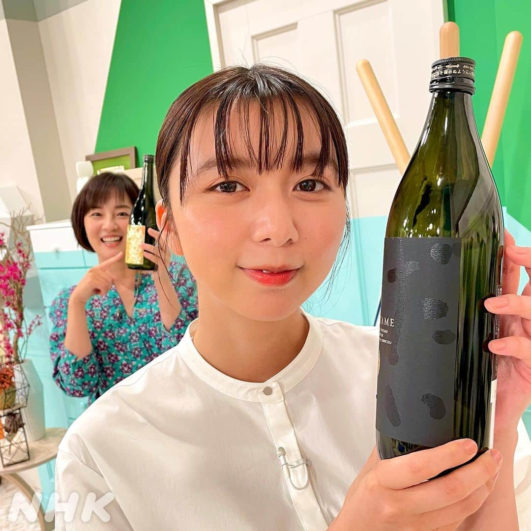 あさイチさんのインスタグラム写真 - (あさイチInstagram)「歌子こと、上白石萌歌さん🎤 お酒は結構お好きだそうで、 番組で取り上げた芋焼酎は お父さんと一緒に飲みながら勉強中とのこと！  鹿児島で人気の ライチやバナナの香りがする『フレーバー芋焼酎』。 「(芋焼酎の)先入観が取り払われて、  焼酎初心者の方でも飲みやすい！」by萌歌さん  今日は番組ラストで、 萌歌さんの名前を言い間違えるという “大失態”に、落ち込んでいた鈴木アナ。 この写真はそれより前に撮ったものなので、 はじけるような笑顔です✨  @nhk_asaichi   #鹿児島 #鹿児島グルメ #しろくま  #芋焼酎 #芋焼酎好き  #上白石萌歌 さん #ちむどんどん  @nhk_chimudondon  #鈴木奈穂子 アナ  #nhk #あさイチ #8時15分から」6月2日 16時20分 - nhk_asaichi