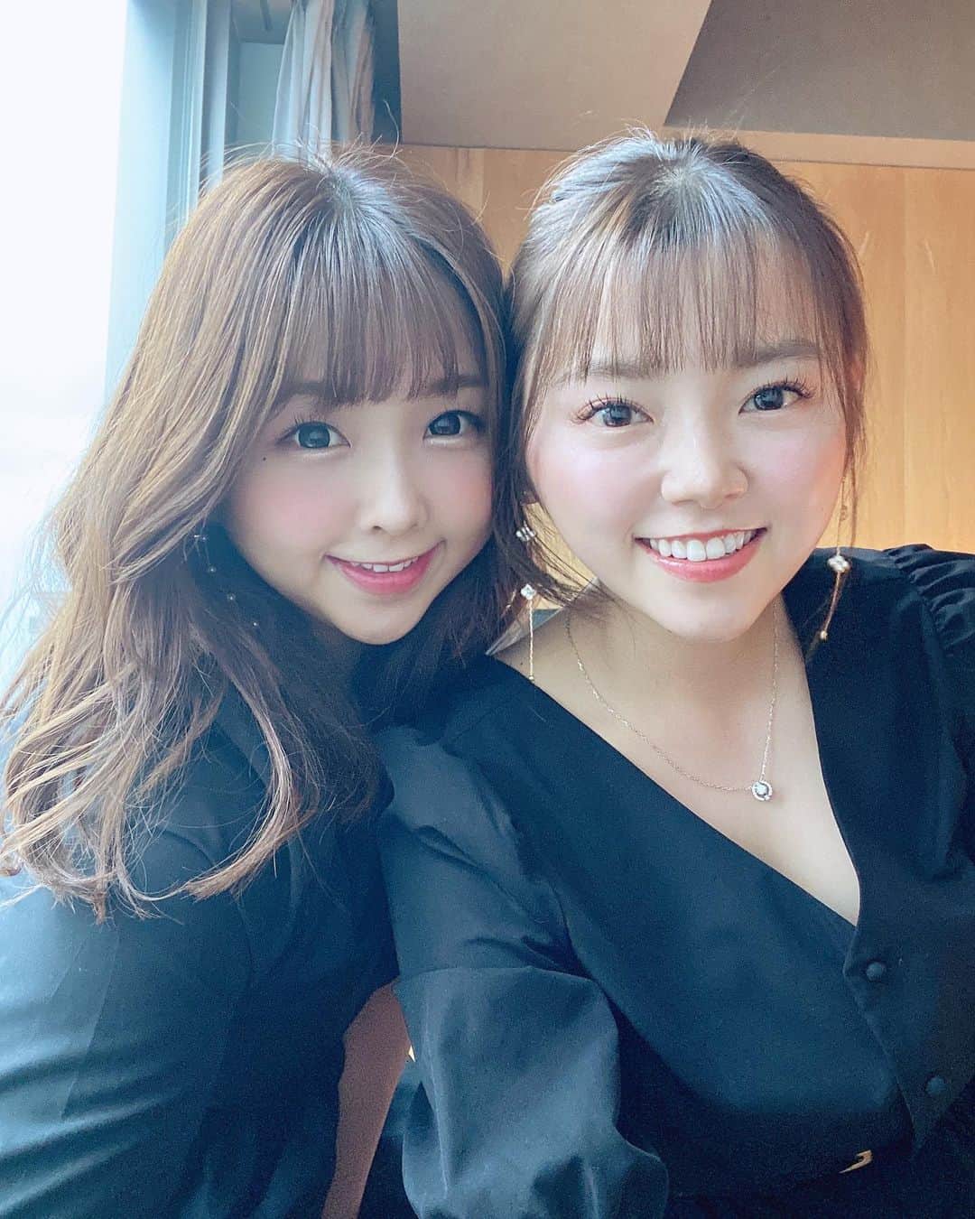 のインスタグラム：「かなえといると笑いが絶えなくて 困る🤣笑　 　 お酒一滴ものんでないのにナチュラルハイってやつになる🤔あれなんなんでしょね🤔たまになるのよ〜　  お揃いのワンピースはかなえのブランド　　　#kanarry です🫶　  今度全身のせるね！　 　　  #私服 #親友ちゃん #kanarry #ナチュラルハイってなんなんだろ」