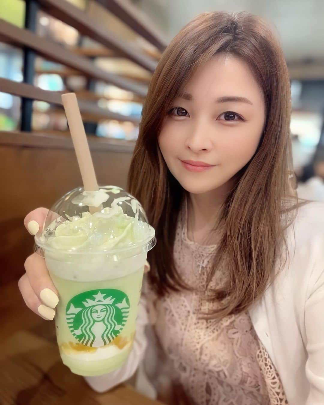 mikaのインスタグラム：「♥︎︎∗︎*ﾟ まってたよ6月☺︎ ． ． ． め ろ ん 🍈💕 ． もちろん飲むよね〜🤭 ． ． ． #スターバックス #starbucks #メロンフラペチーノ #フラペチーノ好き #まってたよ❤️ #ゴルフ #golf#ゴルフ女子 #golfgirl #골프여자 #女子ゴルフ」