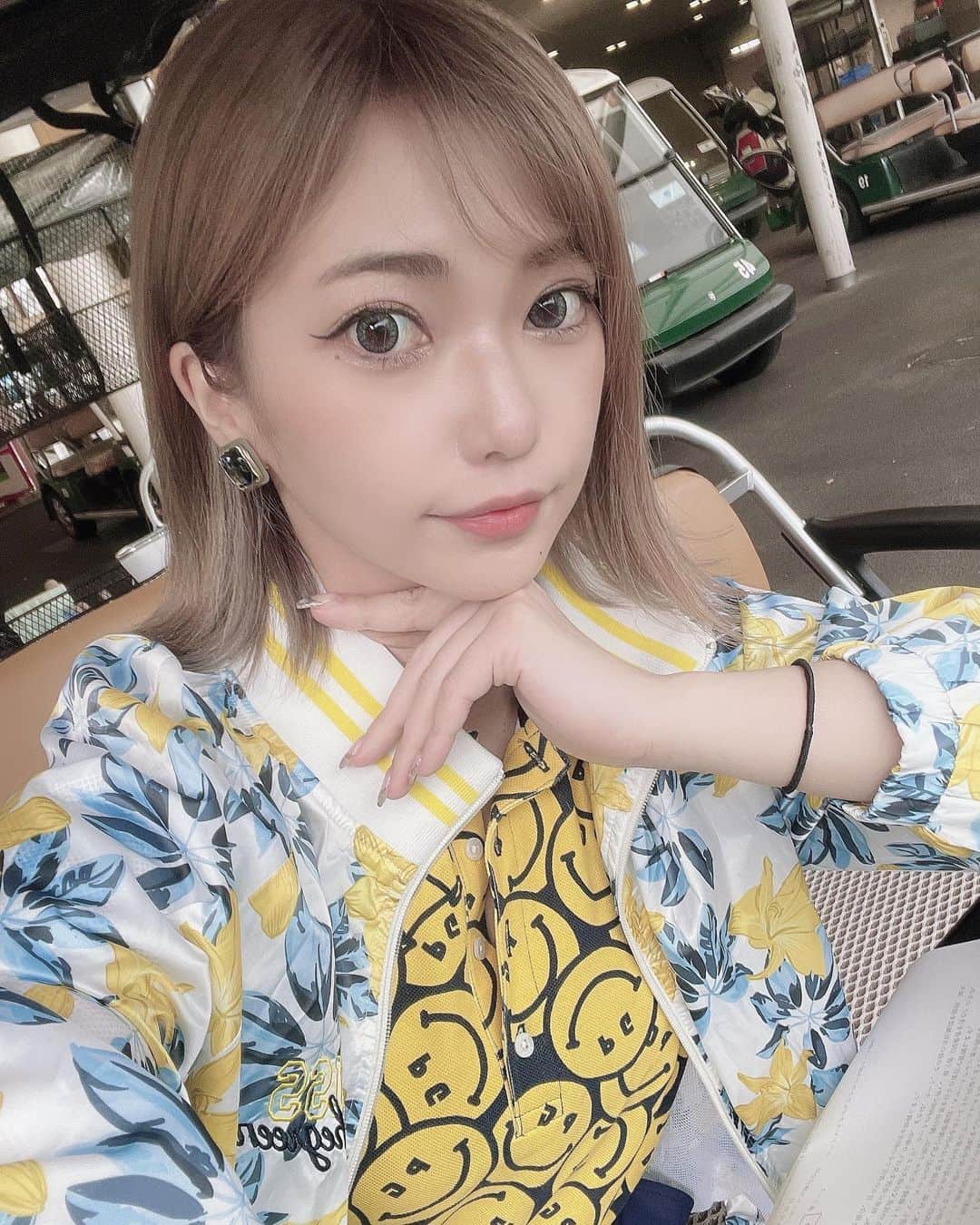 のインスタグラム：「前半ダメすぎてショックうけてたけど、後半がすこぶる調子よくなって 54.41 95でした🥺✨  やっぱり全然行ってなかったらダメだね😂 また、いい天気の日に行きたい🥺✨  #ゴルフ#ゴルフ女子#ゴルフコーデ」