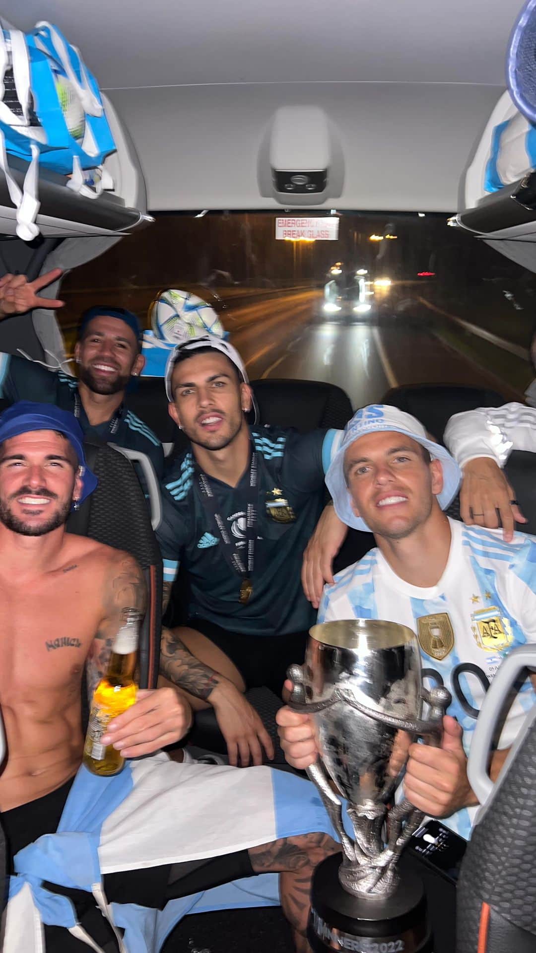 のインスタグラム：「En argentina nací , Tierra de Diego y Lionel , De los pibes de Malvinas  Que jamás olvidaré   No te lo puedo explicar  Porque no vas a entender  Las finales que perdimos  Cuantos años las lloré   Pero eso se termino  Porque en el Maracaná  La final con los brazucas  La volvió a ganar papá   Muchachos ahora nos volvimo’ a ilusionar Quiero ganar la tercera Quiero ser campeón mundial  Y al Diego , en el cielo lo podemos ver   Con don Diego y con la tota  Alegándolo a Lionel 🎵💙🇦🇷🏆」