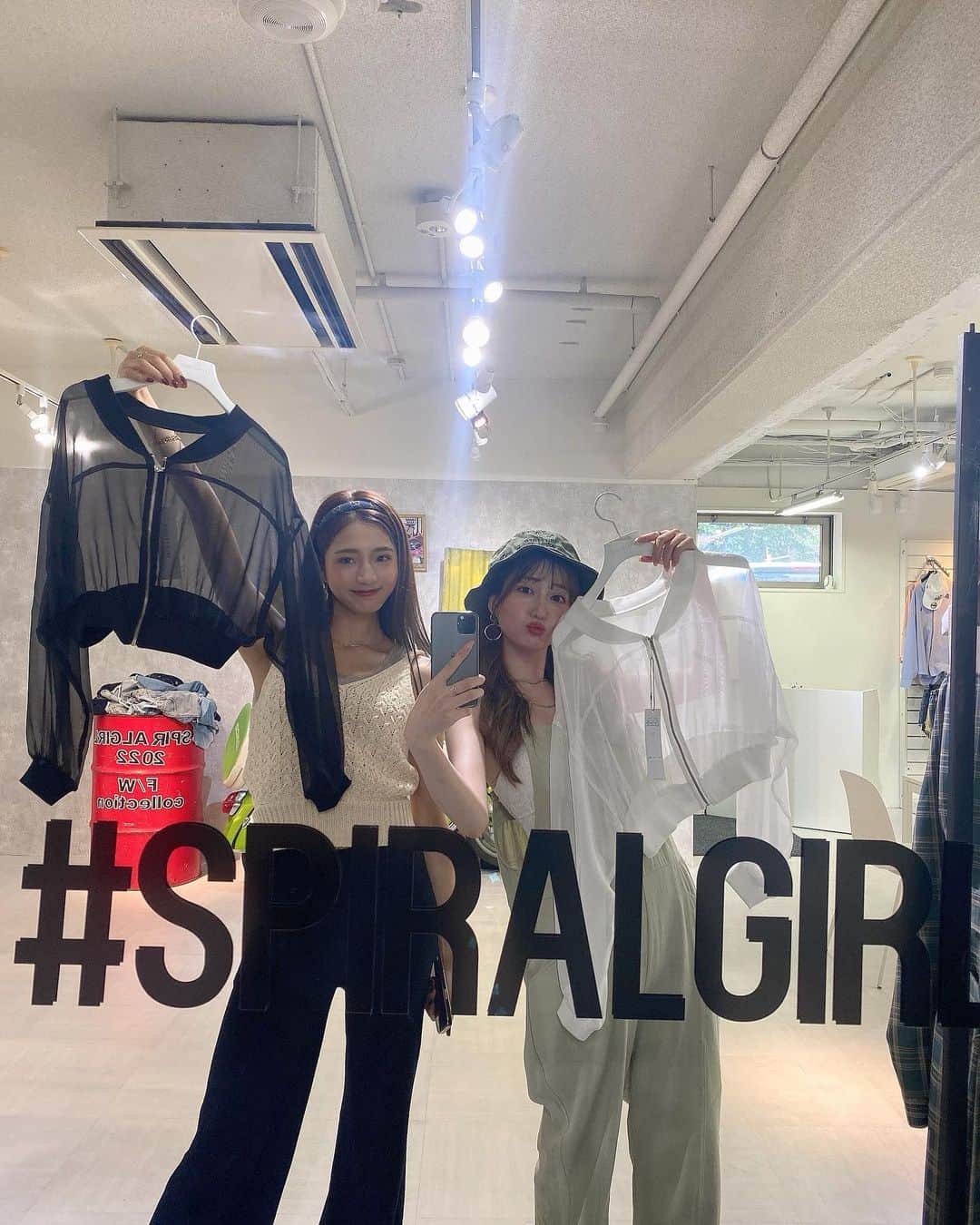 堀尾実咲のインスタグラム：「まなと @spiralgirl_official 展示会行ってきたよ👯‍♀️  またおそろい増えた🤤笑  たくさんオーダーしてきたからまたアップするね❤️  #spiralgirl #スパイラルガール #展示会」