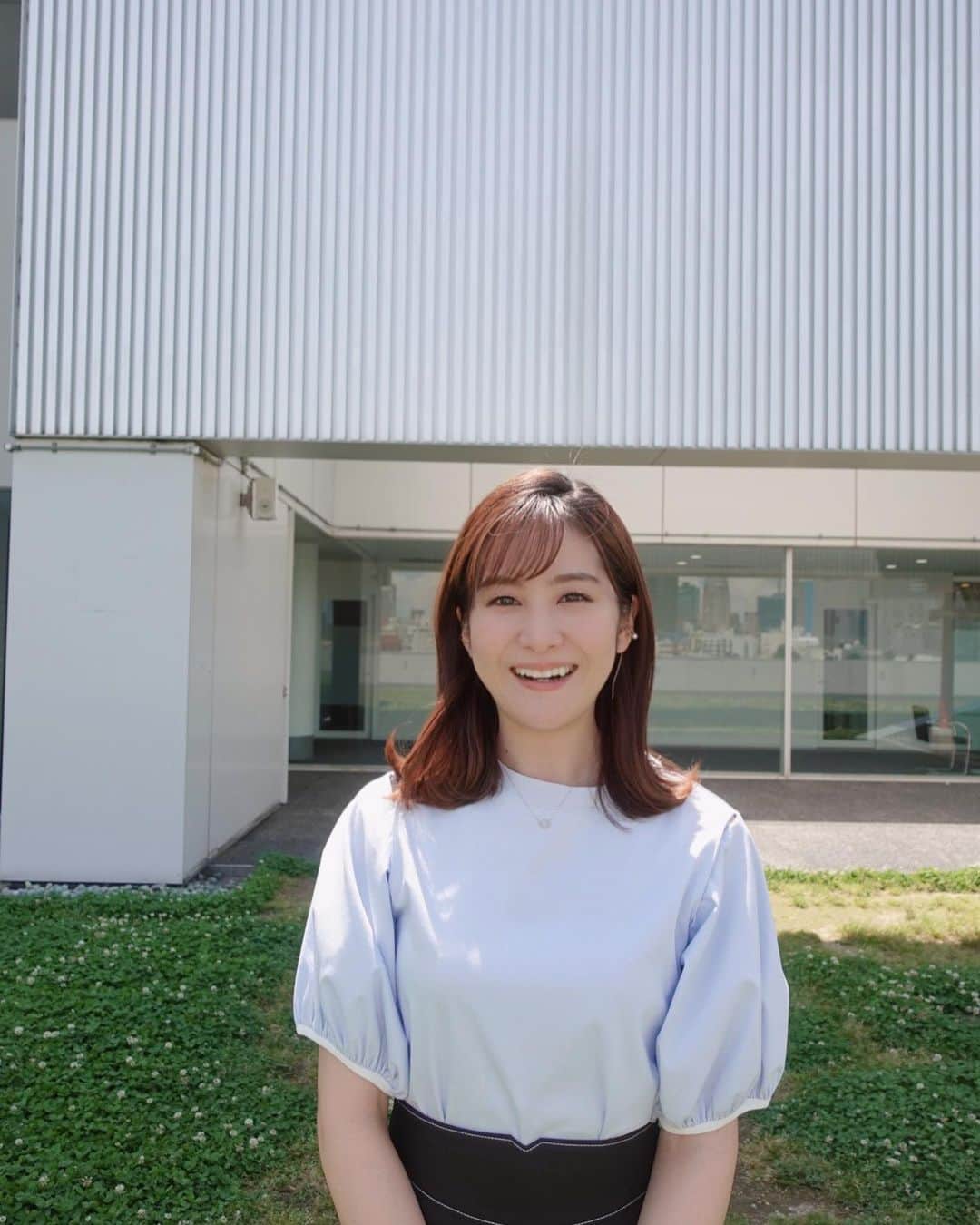 のインスタグラム：「. 今日は本当に暑い😂😂😂 みなさん、体調にはくれぐれもお気をつけくださいね🥺 . 先日、ちょっとだけ髪を切りました💇🏻‍♀ 1.2枚目 トップス @celford_official スカート @ladymade_official アクセサリー @starjewelry_press @star_jewelry_girl . 3.4枚目 水 ニット @miesrohe_ スカート @ladymade_official アクセサリー @starjewelry_press @star_jewelry_girl #晴れ#アナウンサー#衣装#スカート#ブラウス#アクセサリー#아나운서 #ootd#ファッション#fashion」