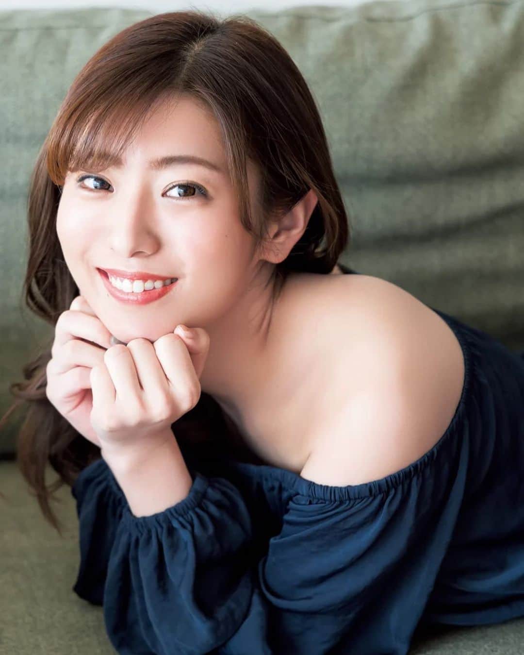 のインスタグラム：「📸 . 本日発売の週刊ヤングジャンプ27号 巻末グラビアに出させて頂きました🙈💕 . 中高の思い出の詰まった場所・江ノ島で こうして撮影できたことは とても嬉しかったです✨✨ . ヤンジャン本誌だけでなく、 今回YJ PHOTO BOOK にて デジタル写真集まで出して頂きました📘 .  スタッフの皆さんのおかげで 素敵な写真ばかりなので ぜひ多くの皆さんに見てもらいたいです🥺 . 撮影: Takeo Dec. さん スタイリスト: 牧野香子さん ヘアメイク:村上知久さん 編集:妹尾真理子さん その他関わってくださった全ての皆さん 本当にありがとうございました🌈 . 良かったら見た感想など コメントでお寄せください🐥」