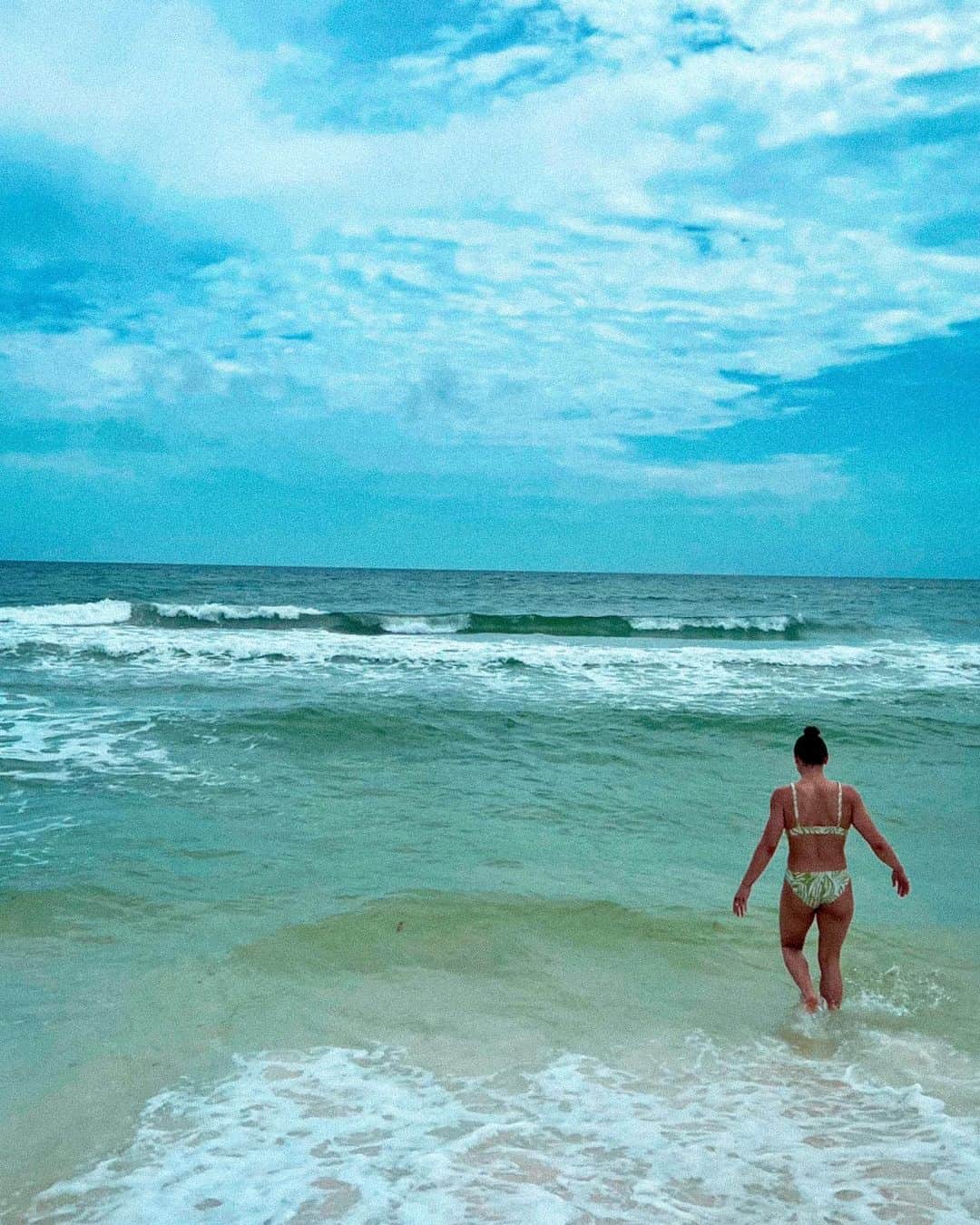 カイラ・ロスさんのインスタグラム写真 - (カイラ・ロスInstagram)「Celebrated one puzzle piece too early😅   Thankful for another beach trip with @madison_kocian 💛」6月2日 9時18分 - kyla_ross96