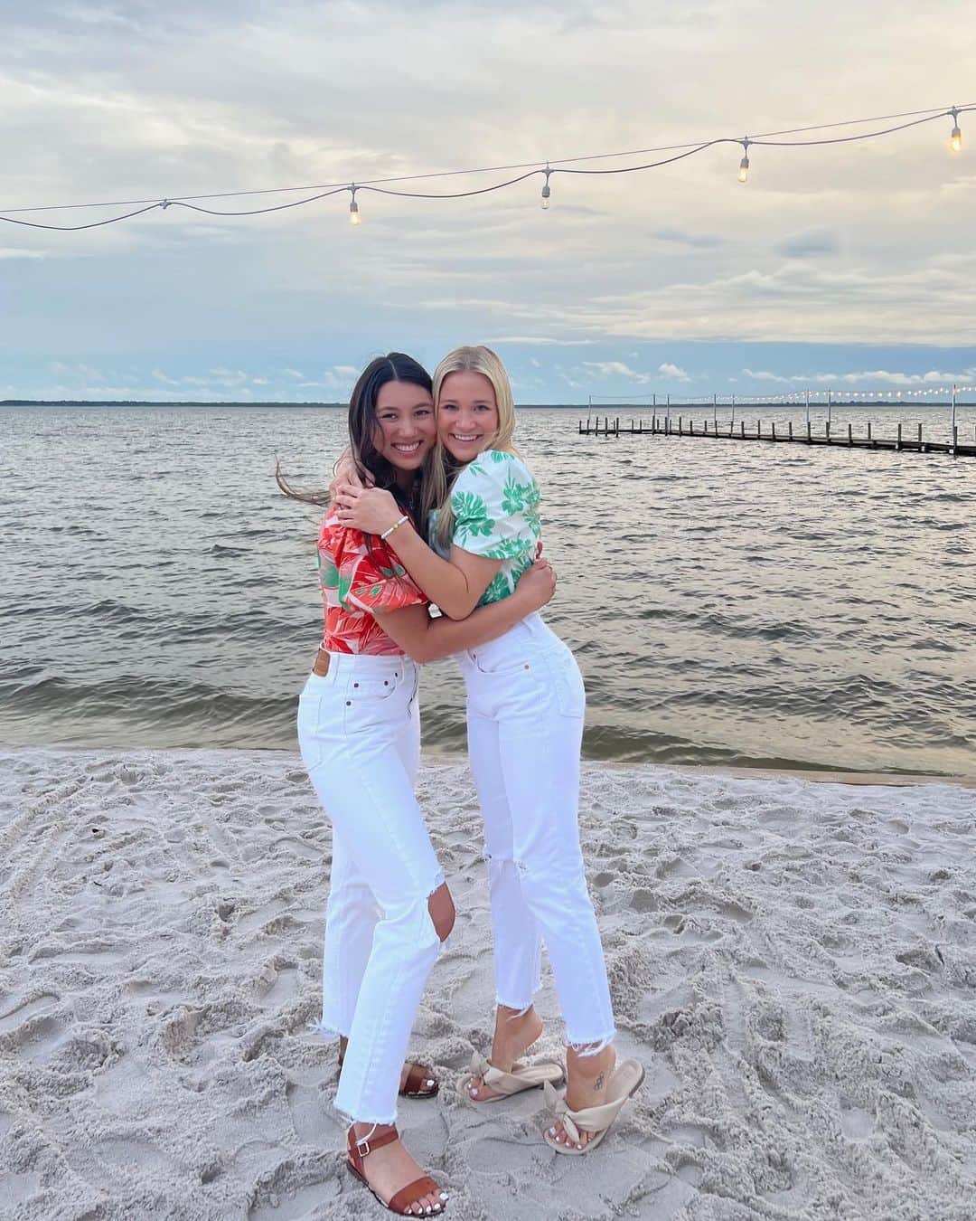カイラ・ロスさんのインスタグラム写真 - (カイラ・ロスInstagram)「Celebrated one puzzle piece too early😅   Thankful for another beach trip with @madison_kocian 💛」6月2日 9時18分 - kyla_ross96