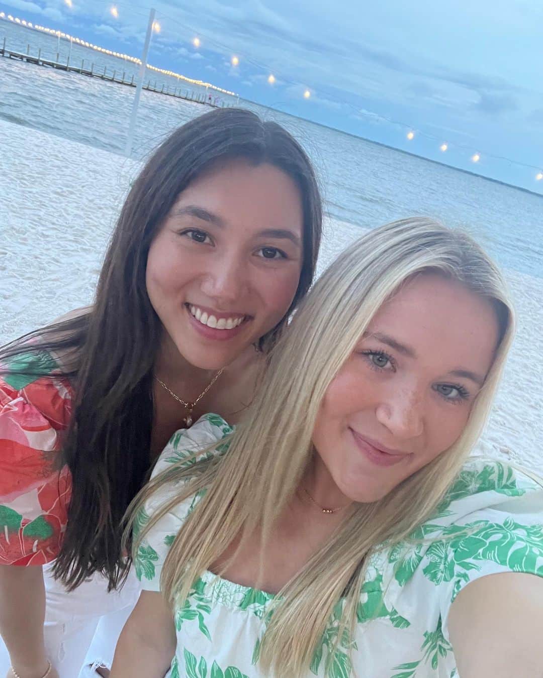 カイラ・ロスさんのインスタグラム写真 - (カイラ・ロスInstagram)「Celebrated one puzzle piece too early😅   Thankful for another beach trip with @madison_kocian 💛」6月2日 9時18分 - kyla_ross96