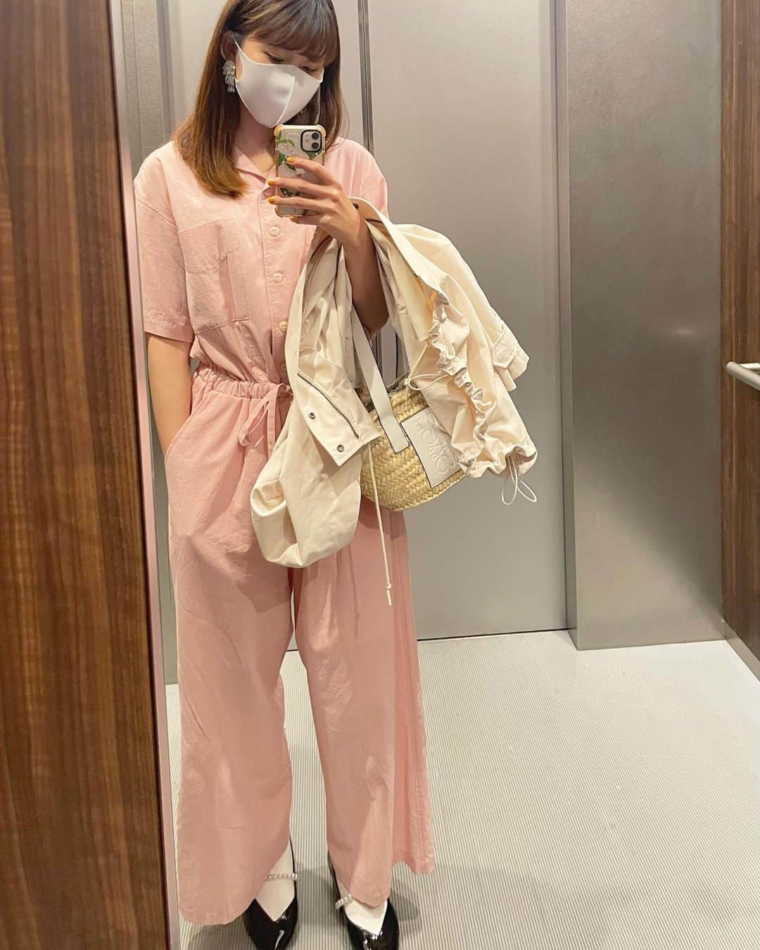 西木恵美里のインスタグラム：「🤍 19時START ☼ / 気温20〜22℃(19時〜21時) / 風1m  少しずつ袖が短くなっている…🫡☀️  今くらいの気温がずっと続けばいいのに〜！と思うけど、もうすぐ梅雨ですね☔️ 試合はしばらくお休みだから、次の試合のころにはジメジメ蒸し暑いかな〜？🤭  オールインワンってお手洗い面倒なのわかってても可愛くて着ちゃうよね〜💓  おなじみのフラットパンプスは楽天ルームのせてます🩰  #備忘録 #観戦服 #観戦コーデ #サッカー観戦 #気温22度 #気温22度コーデ」